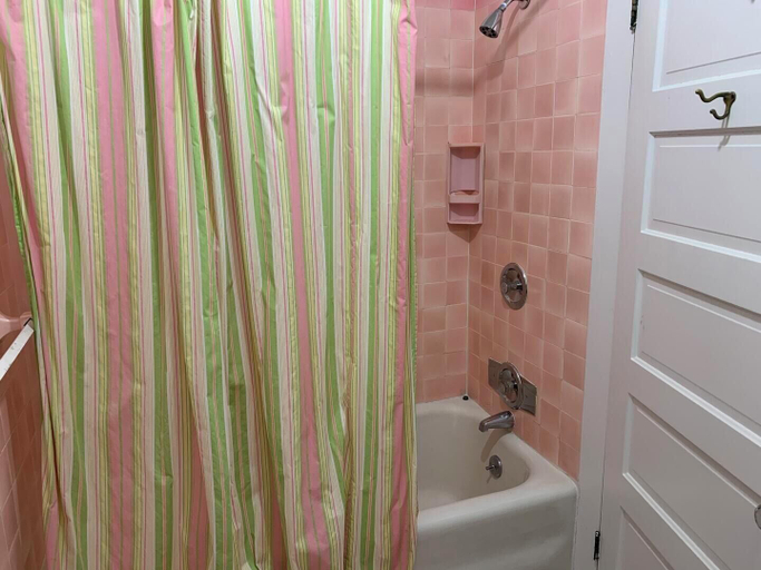 Bathroom 3, Virginia Avenue 25, Sussex