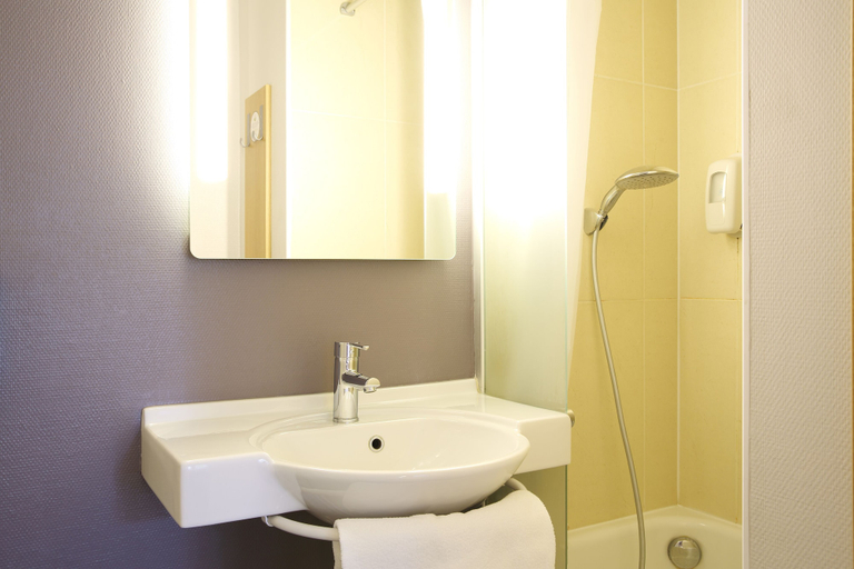 Bathroom 4, B&B HOTEL Montpellier (2), Hérault