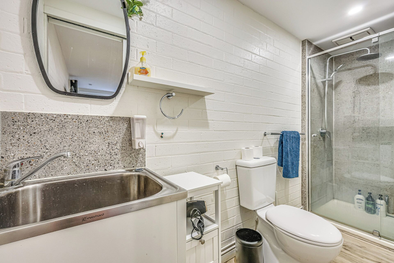 Bathroom, StayAU Cozy 1 BRM Studio in Leopold, Bellarine - Inner