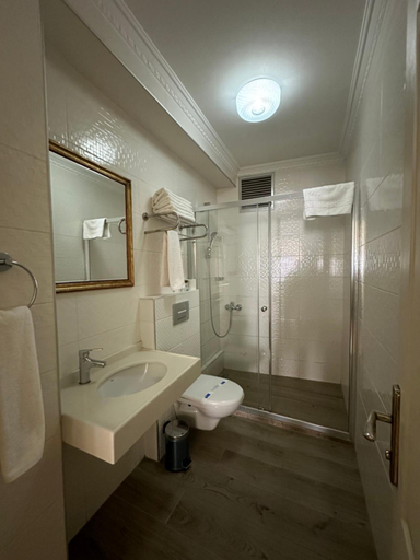 Bathroom 5, Hotel Kupeli, Fatih