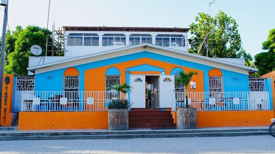 Exterior & Views
