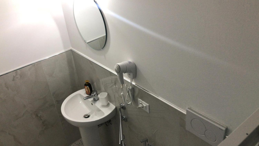 Bathroom 4, La Dormeuse, Lecce
