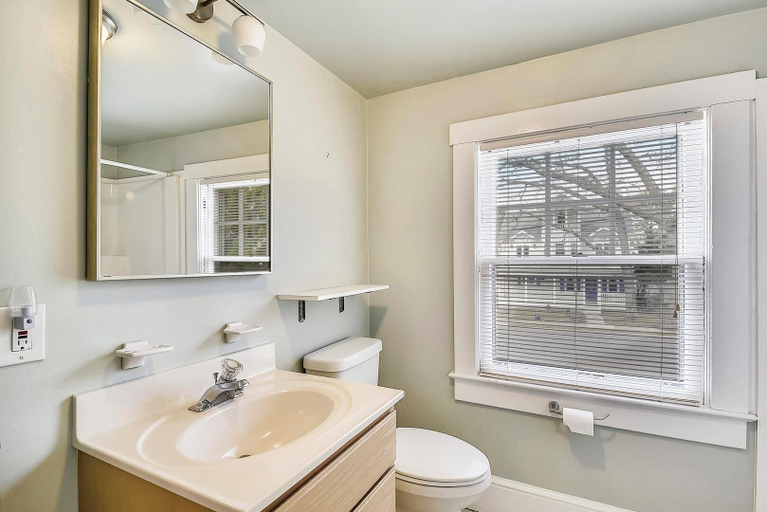 Bathroom 4, Laurel Street 108, Sussex