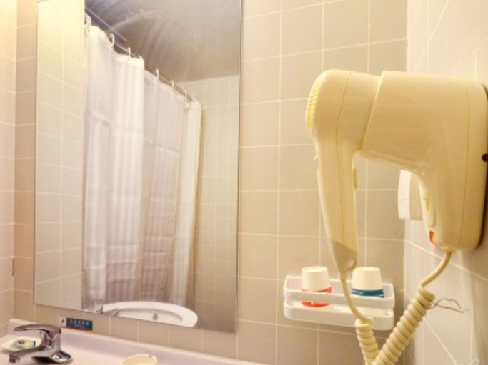 Bathroom 4, Hampton by Hilton Wuhan East Railway Station Optics Valley Tiandi, Wuhan