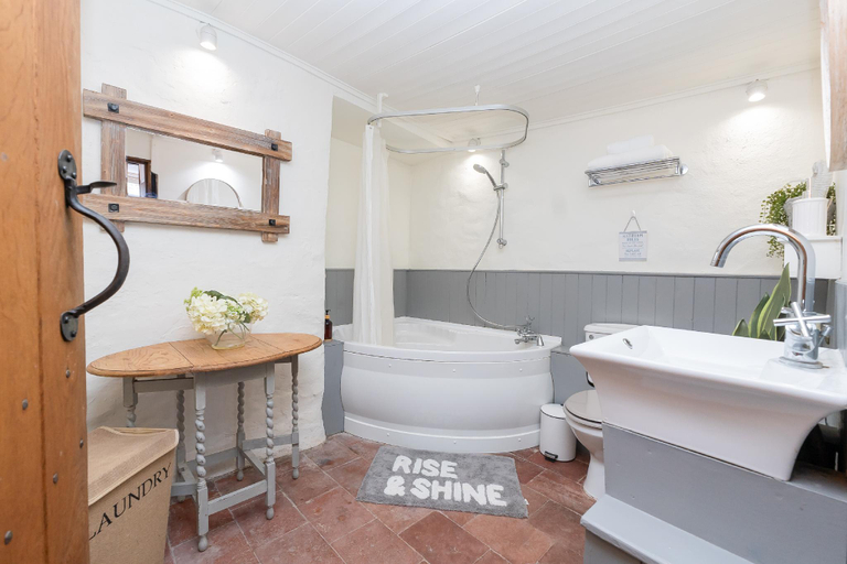 Bathroom 2, Cosy cottage on outskirts of Bath, Bath and North East Somerset