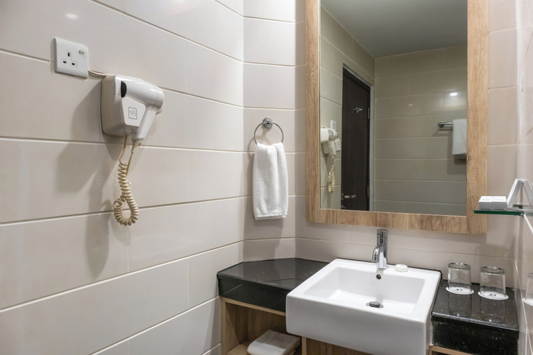 Bathroom 28