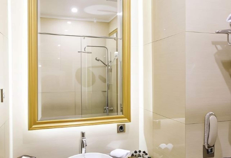 Bathroom 12