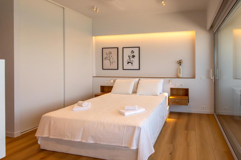 3, Live in style, Central Greece