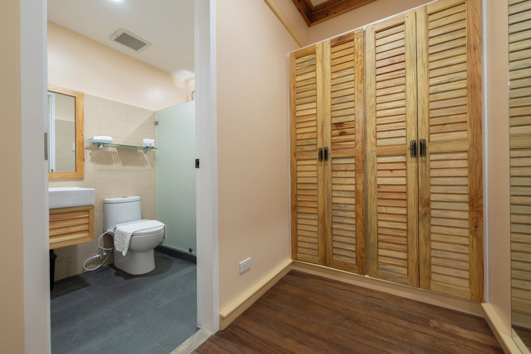 Bathroom 4, The Brent Guest House, Baguio City