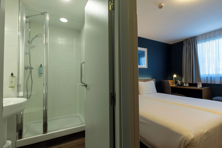 Bedroom 4, Travelodge Barcelona Poblenou, Barcelona