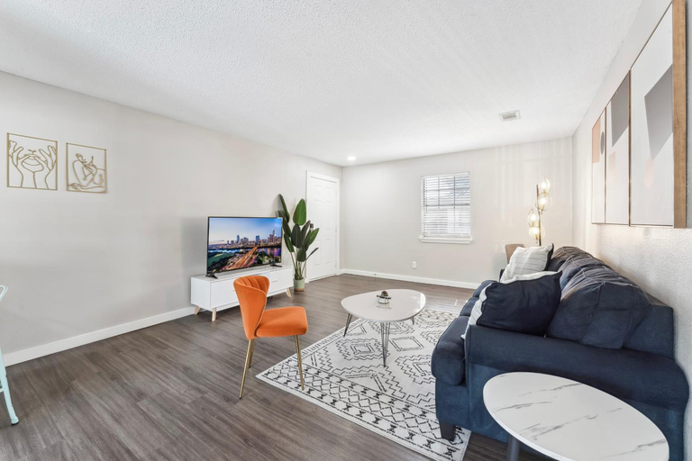 Others 5, Economy King Bed Suites w Pool, Next to Downtown, Travis