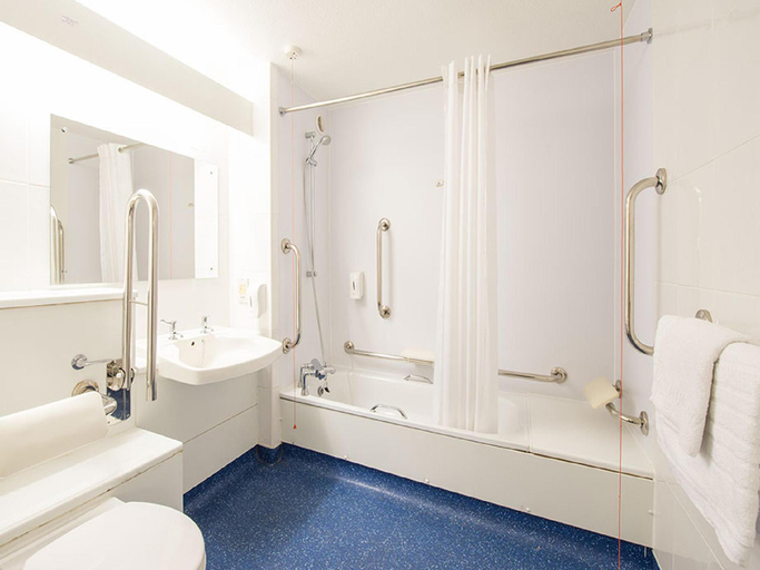 Bathroom 5, Travelodge Reading M4 Westbound, Reading