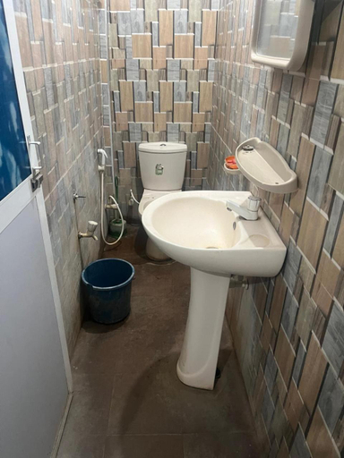 Others 4, Adrian Hostels, Thamankaduwa