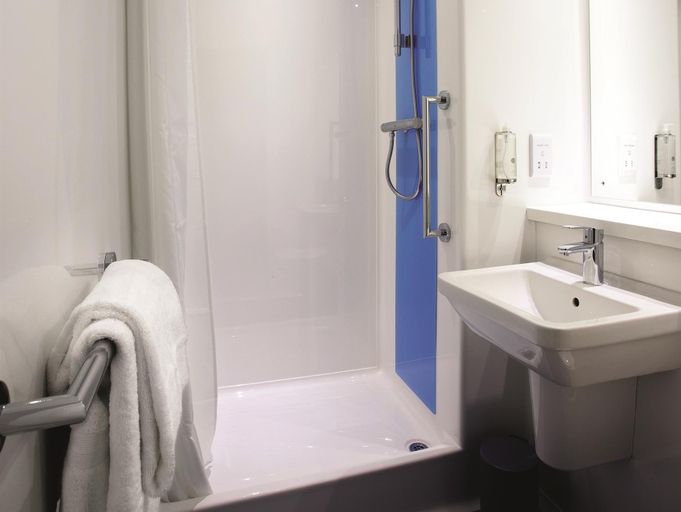Bathroom 4, Travelodge Reading M4 Westbound, Reading