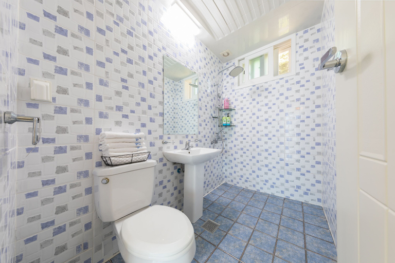 Bathroom 4, Melodia Pension, Geoje