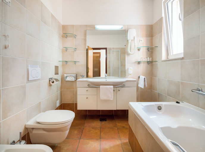 Bathroom 4, Fontana Bayside Park, Jelsa