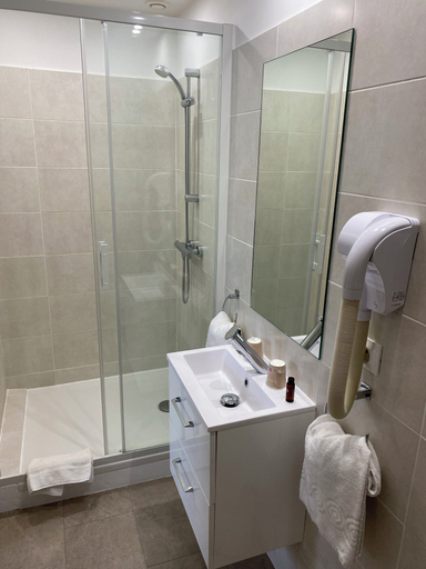 Bathroom 5, Hotel Restaurant l'Annexe, Seine-Maritime