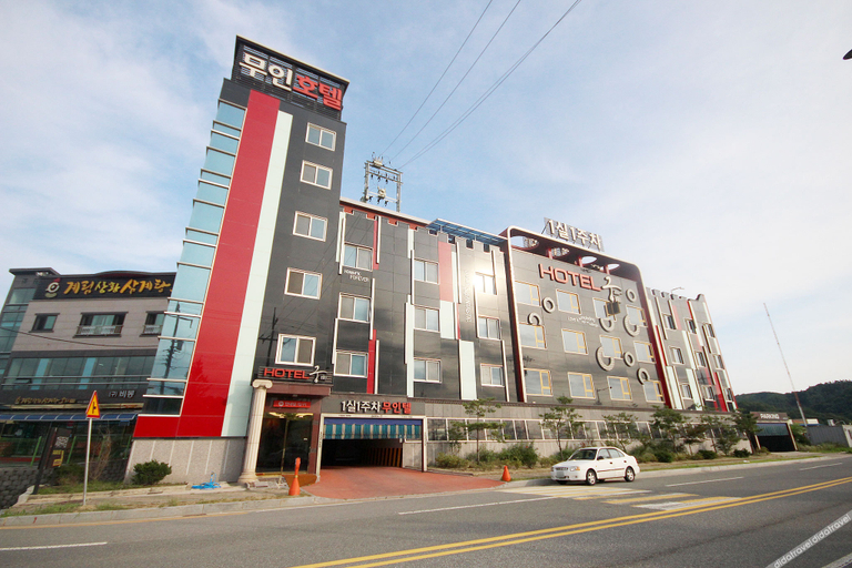 Exterior & Views