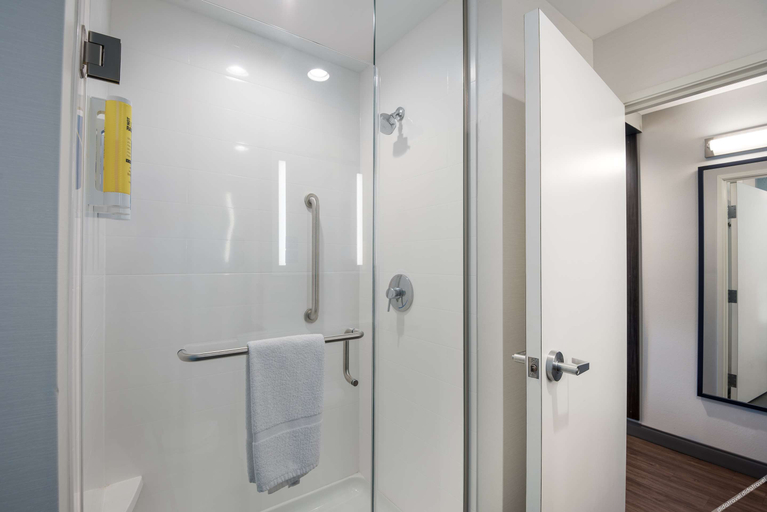 Bathroom 5, Tru by Hilton Warsaw, Kosciusko