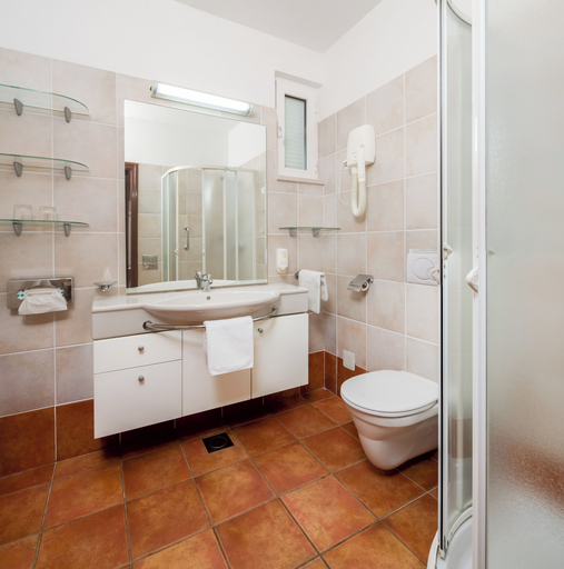 Bathroom 4, Fontana Bayside Park, Jelsa