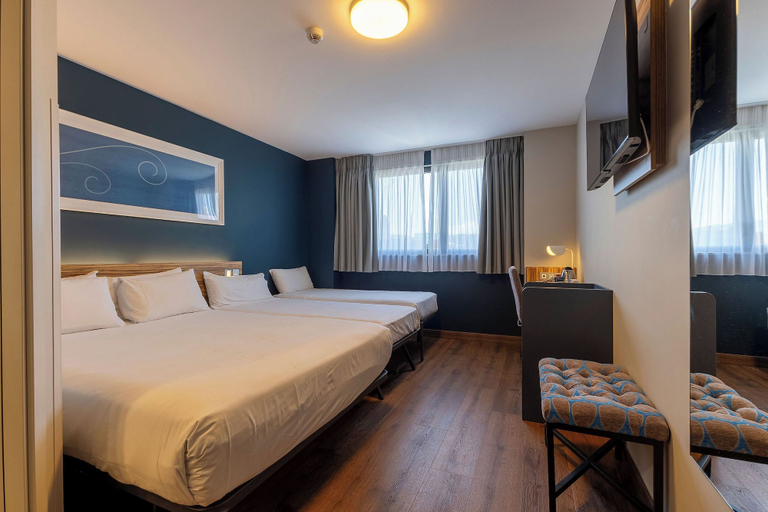 Bedroom 3, Travelodge Barcelona Poblenou, Barcelona