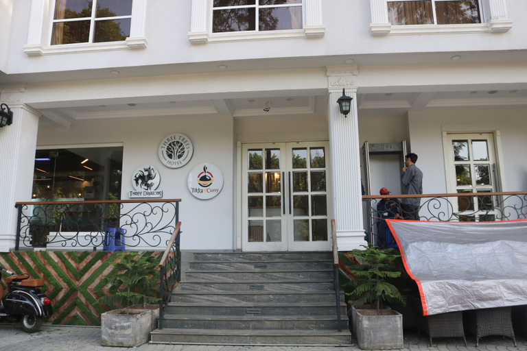 Exterior & Views