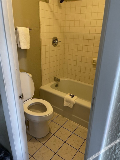 Bathroom 3, I-26 Inn, Washington