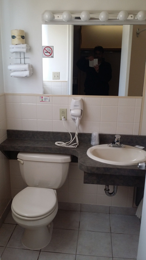Bathroom, Lakeview Inn, Algoma