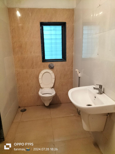 Bathroom 3, HOTEL SHRI PUSHPANJALI, Ahmadnagar
