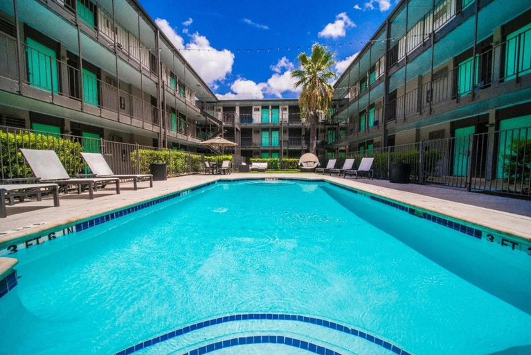 Sport & Beauty, Economy King Bed Suites w Pool, Next to Downtown, Travis