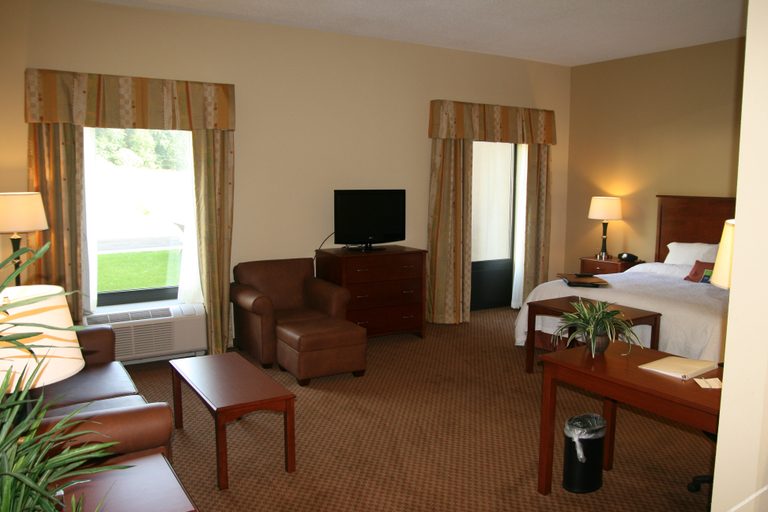 Bedroom 2, HAMPTON INN & SUITES WARREN, Warren