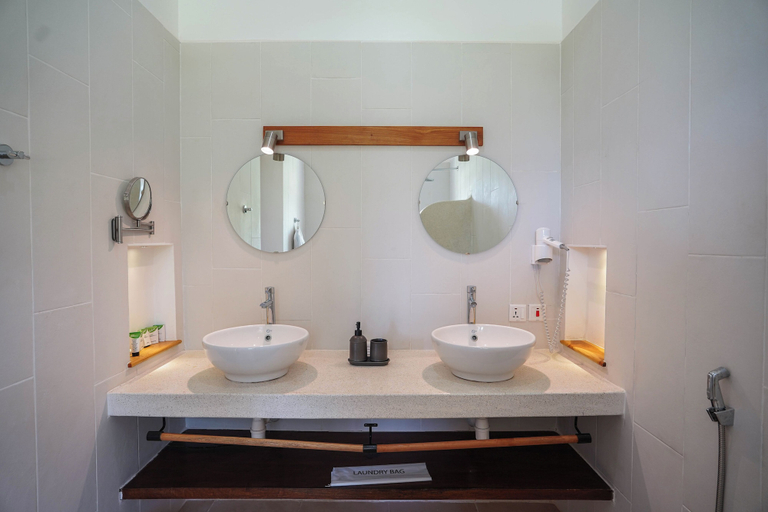 Bathroom 4, Kili Seasons Hotel, Meru