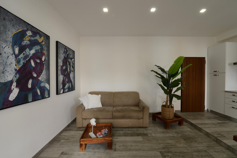 Others 5, Kennedy Family Apts, Sassari