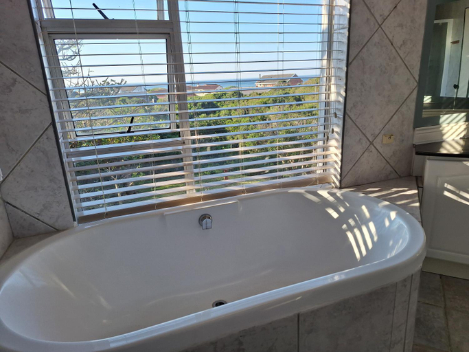 Bathroom, Sea Breeze Apartments, Cacadu
