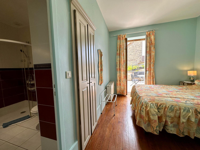 Bedroom 2, Les Gageres, Côte-d'Or