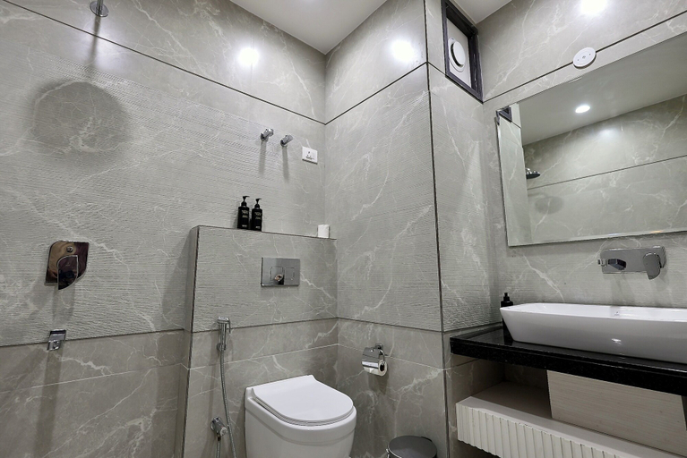 Bathroom 4, Elinor Hotel, Agra