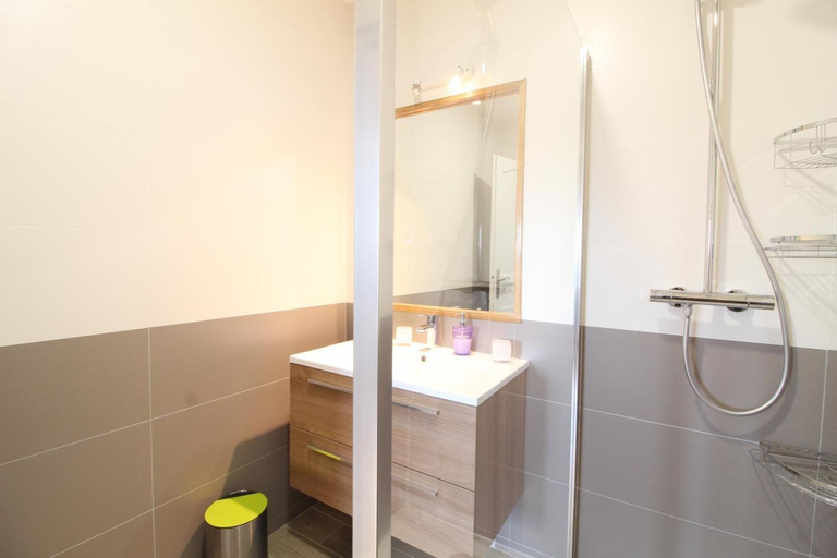 Bathroom, Les Gageres, Côte-d'Or