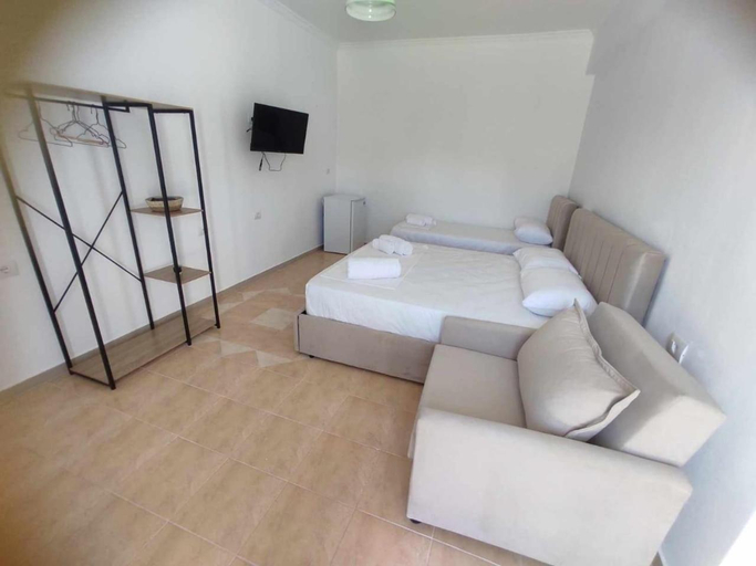 Others 5, Villa Inna, Sarandës