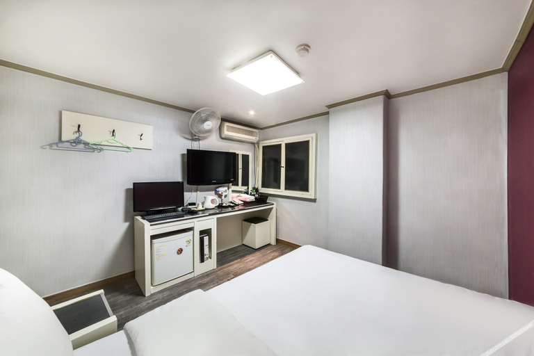Bedroom 1, Taereung Hill House, Jungnang