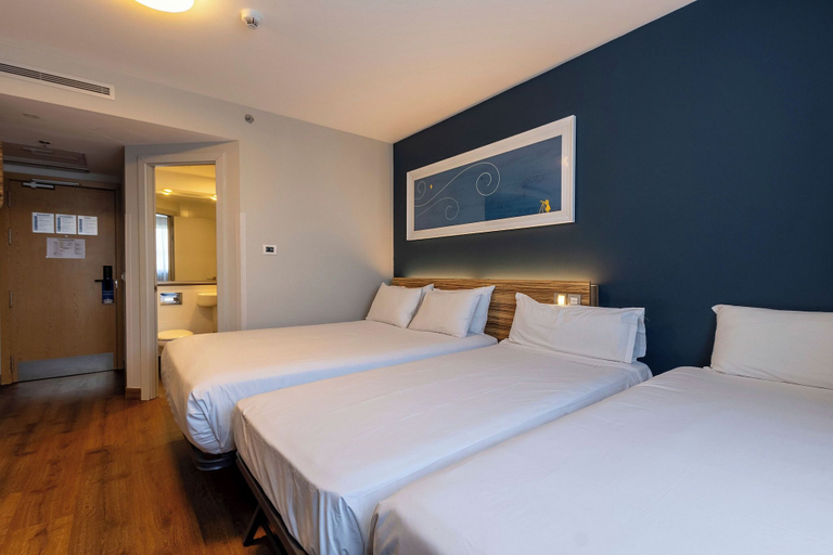 Bedroom 5, Travelodge Barcelona Poblenou, Barcelona