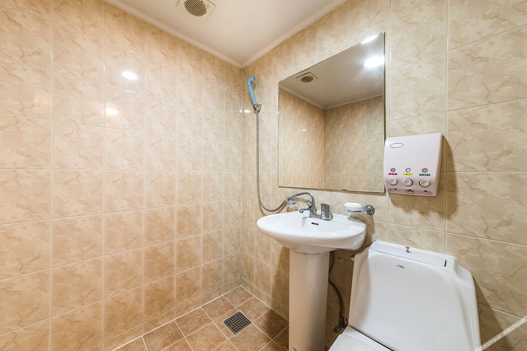 Bathroom 2, Taereung Hill House, Jungnang