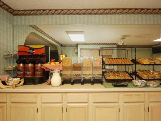 Food & Drinks 5, Quality Inn Oakwood - Gainesville, Hall