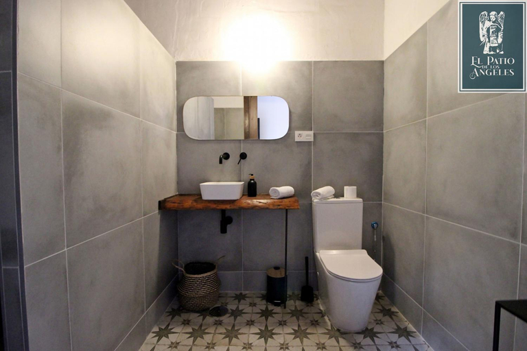 Bathroom 3, Patio de los Angeles, Toledo