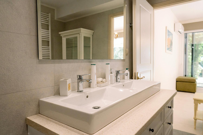 Bathroom 4, Villa Fioraki, Ionian Islands