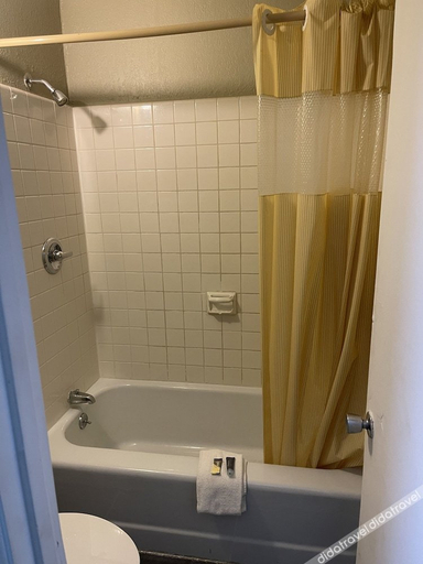 Bathroom 5, I-26 Inn, Washington