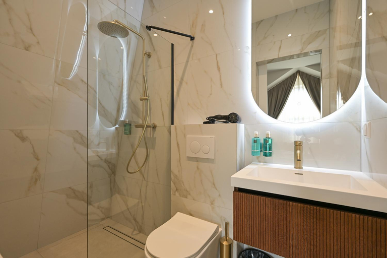 Bathroom 5, Novallure Downtown - Short Stay Apartments, Den Haag