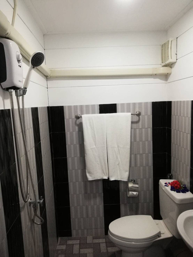 Bathroom 3, Phumiphat Resort Koh Mook, Kantrang