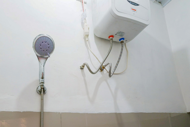 Bathroom 2, Kaku Maru Kostel Mitra RedDoorz, Tegal
