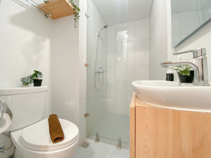 Bathroom 3, Spacious And Comfy Studio Apartment Royal Sentul Park, Bogor