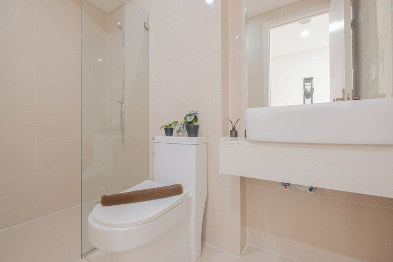 Bathroom 3, Modern And Comfy Studio At Daan Mogot City Apartment, Jakarta Barat